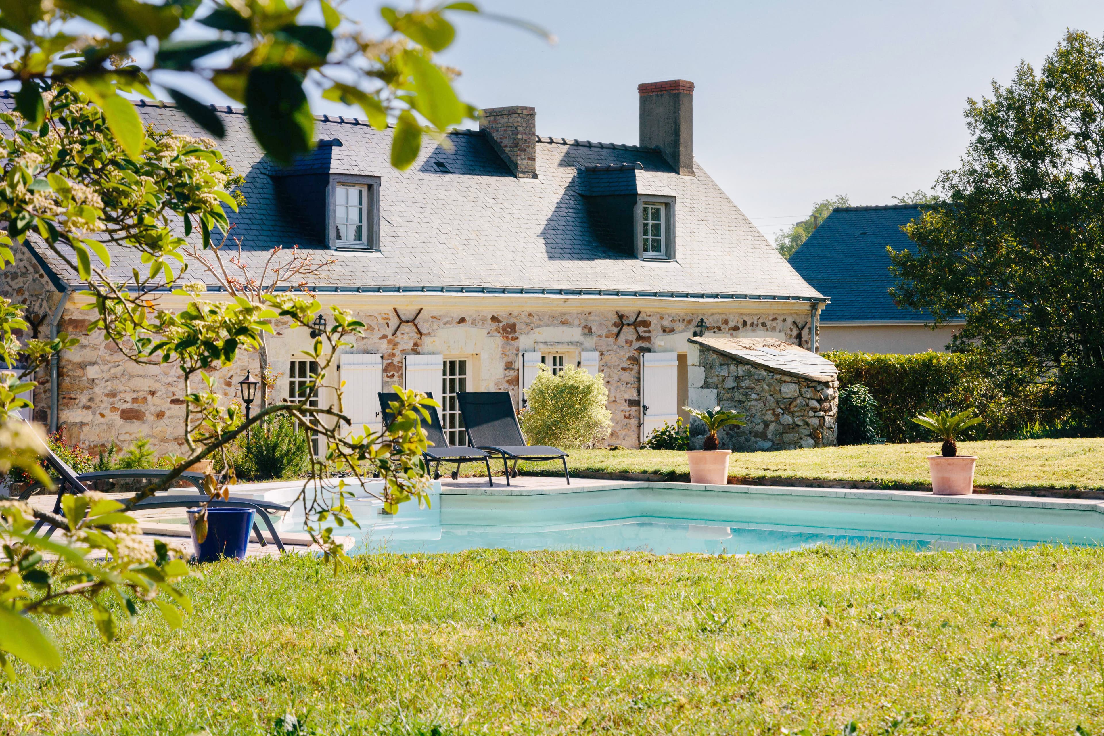 La Boire Bavard — vue extérieure jardin et piscine